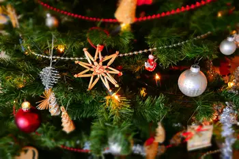 Primo piano della decorazione natalizia appesa all'albero