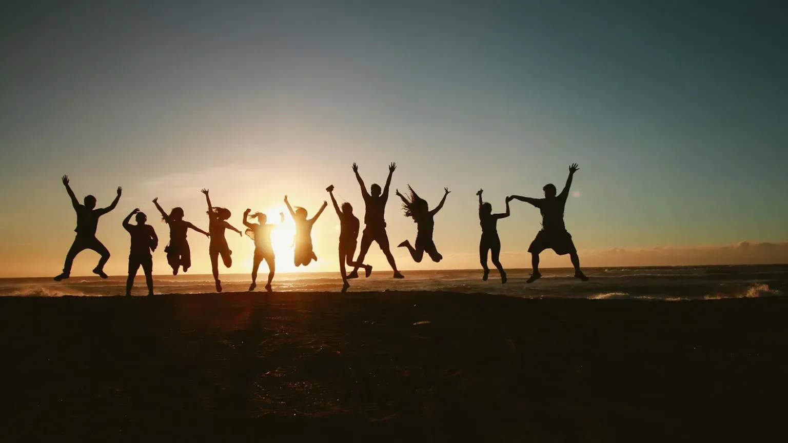 Belle Co Fotografia di silhouette del gruppo di persone che saltano durante l'età dell'oro