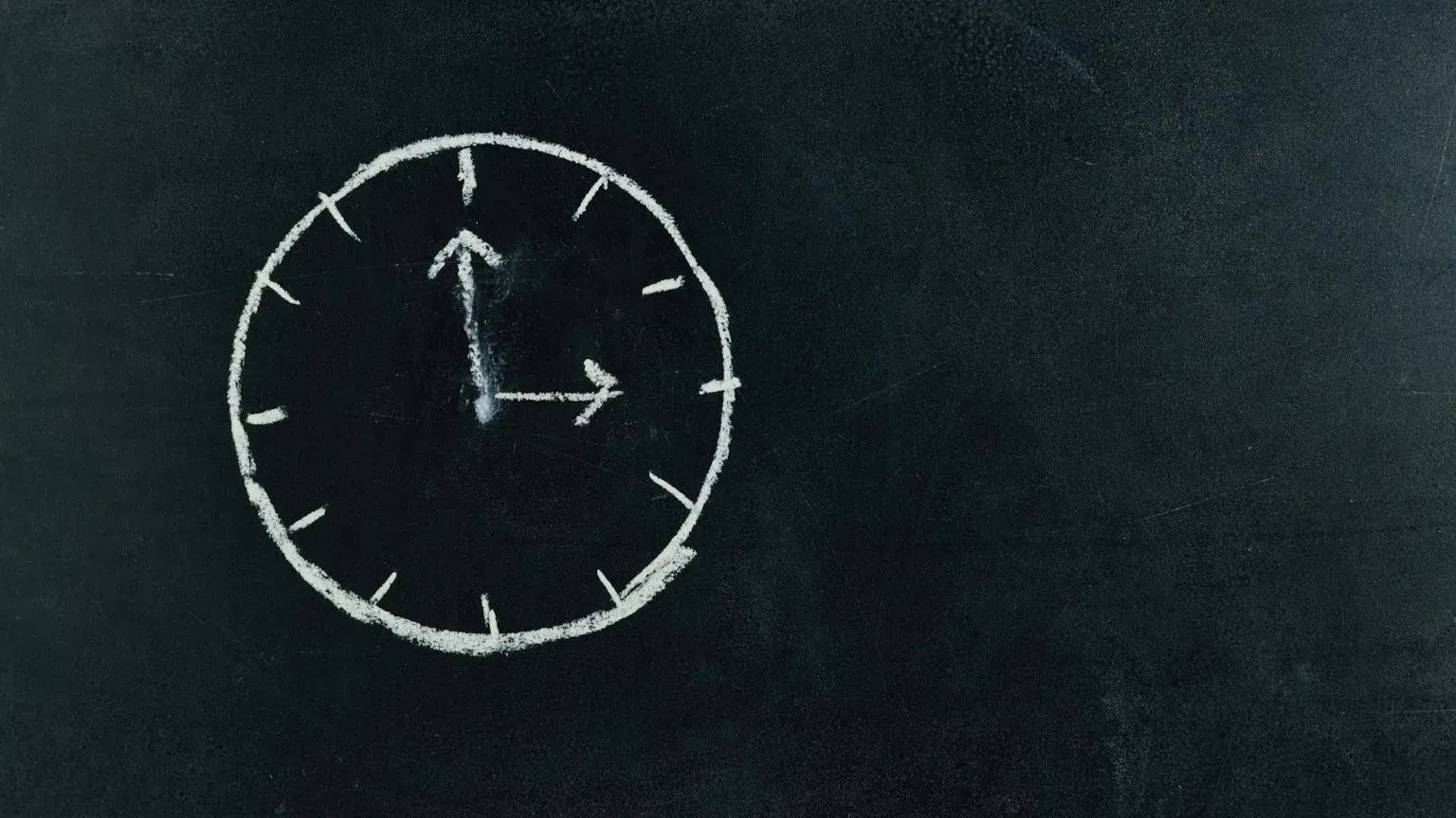 Schizzo di orologio analogico con superficie nera