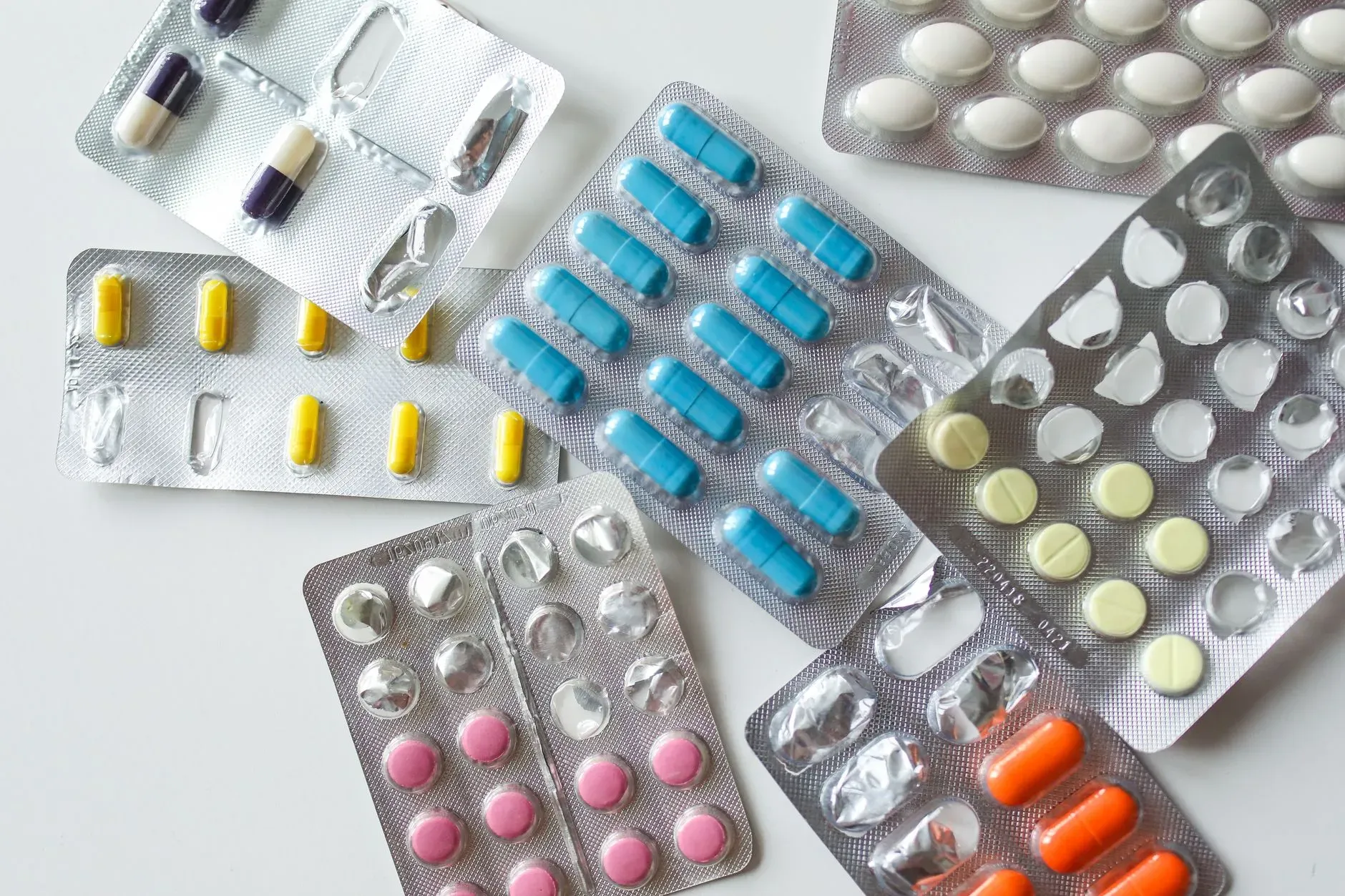 Un assortimento variegato di compresse e capsule in confezioni blister destinate all’uso sanitario e alla somministrazione di farmaci.