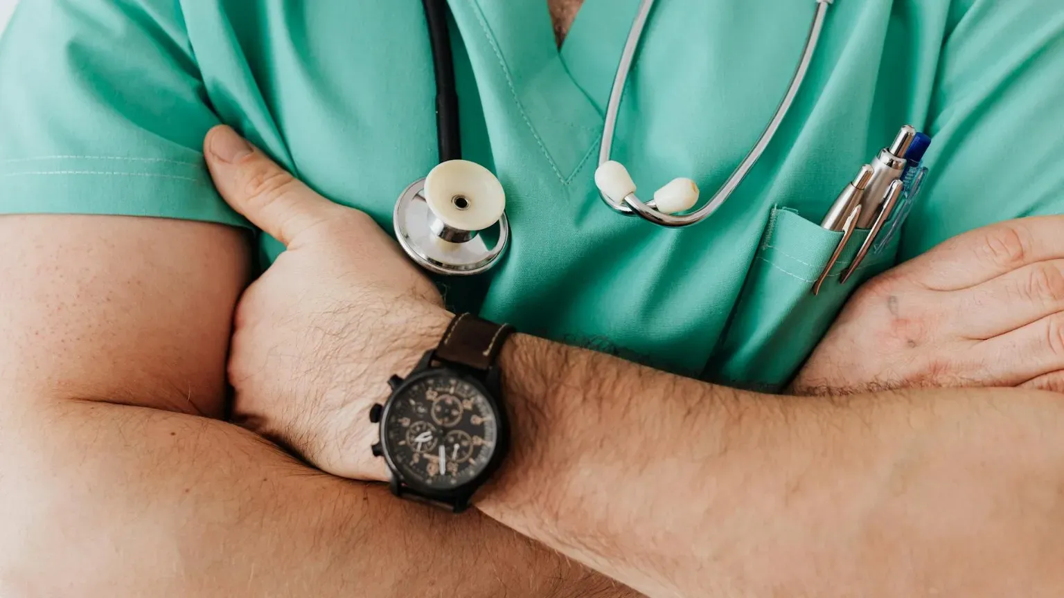 Foto stock gratuita su ambiente di lavoro, braccia incrociate, medico